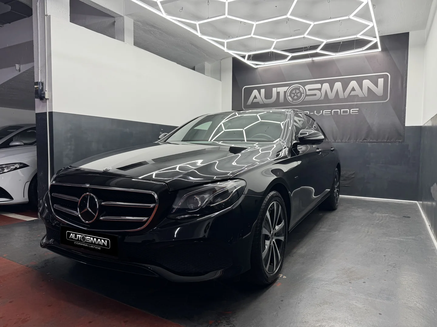 MERCEDES-BENZ CLASE E E300E 2019 Híbrido Negro - Vista lateral